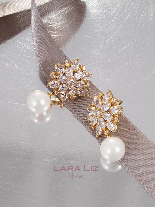 Productos 4 aretes perlas dorados